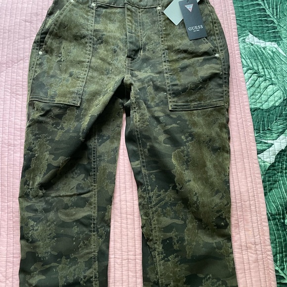 BRAND NEW GUESS CAMO CARGO PANT SZ XSMALL - Picture 6 of 15
